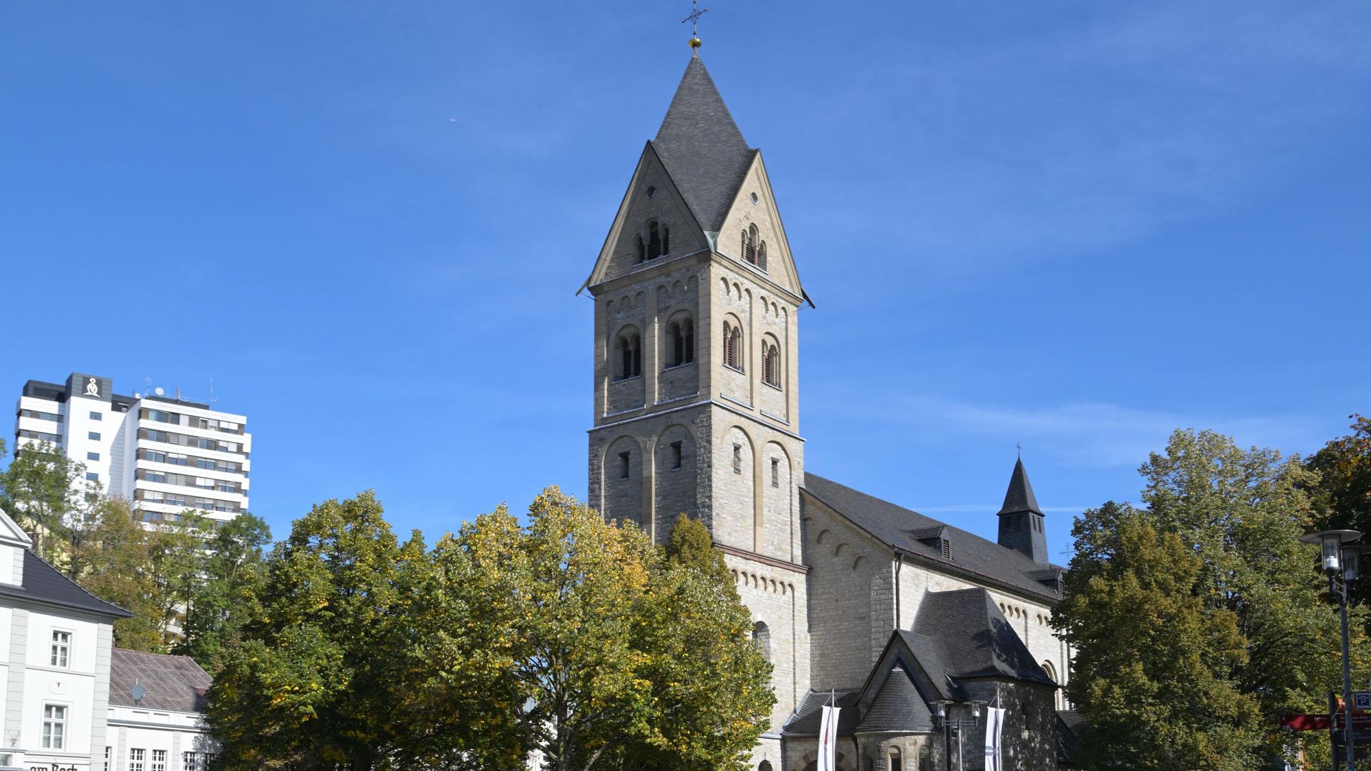 Die Kirche St. Laurentius in Bergisch Gladbach von außen.