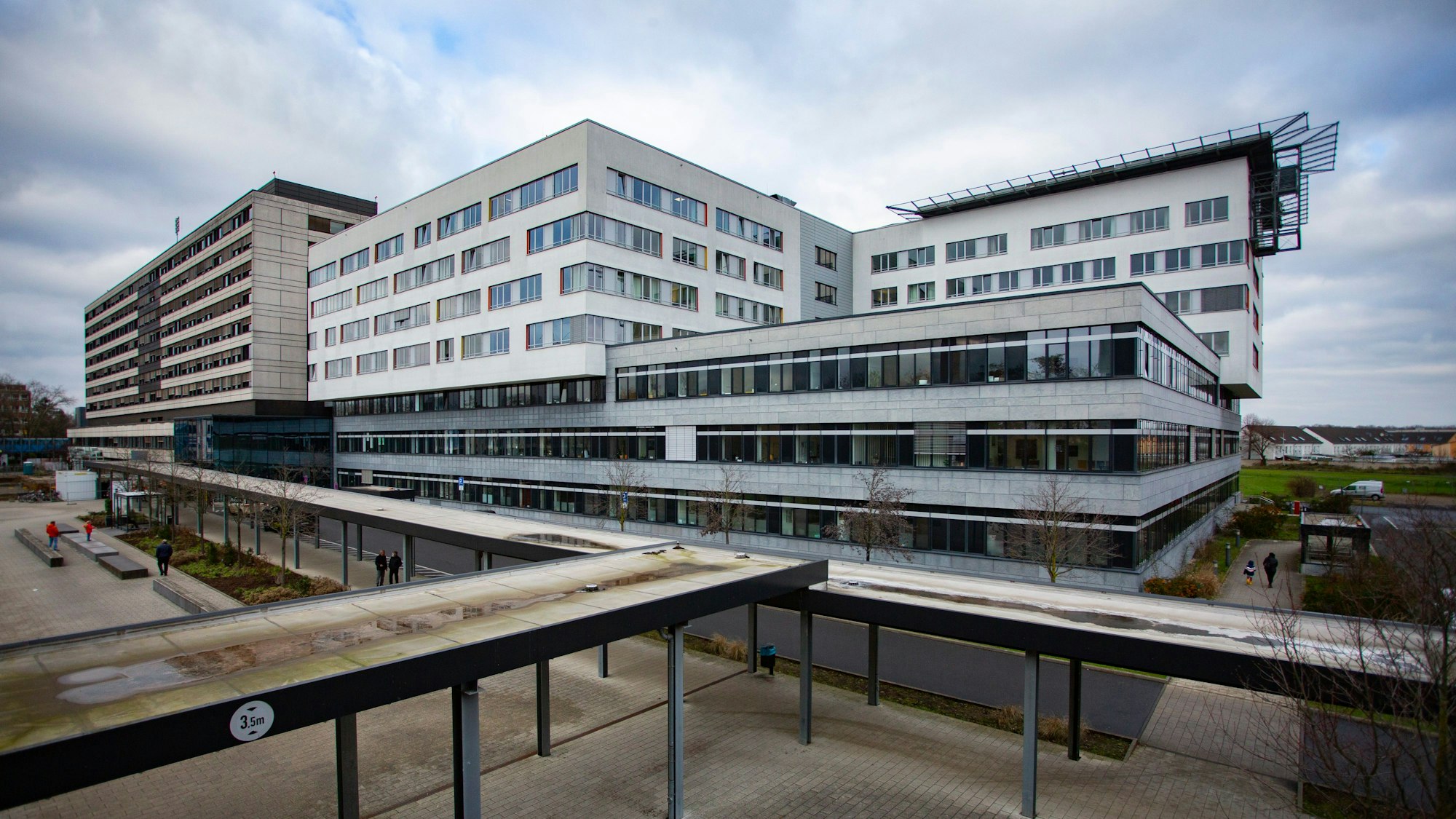 Das Krankenhaus Merheim soll bis 2031 zum modernen „Gesundheitscampus“ ausgebaut werden.