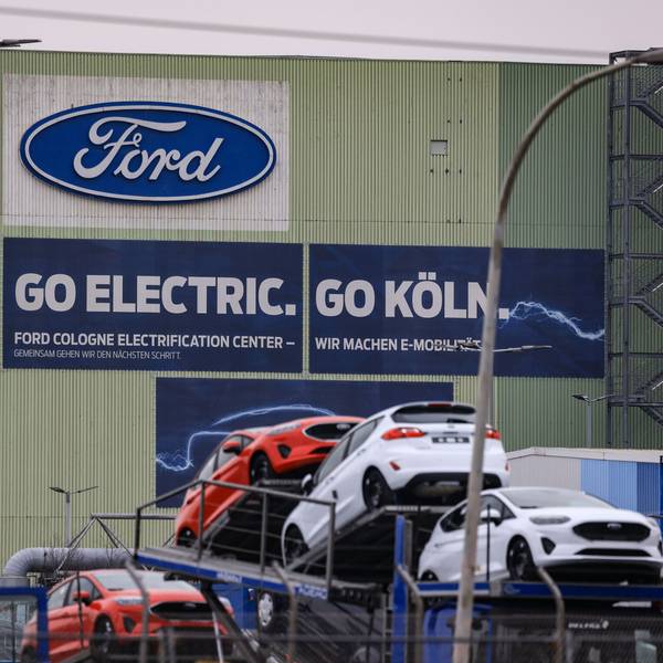 Der Autobauer Ford will an seinem Kölner Standort nach Angaben des Betriebsrats im großen Stil Jobs abbauen. Sollte das Management sein bisheriges Vorhaben durchsetzen, könnten bis zu 3200 Stellen wegfallen.