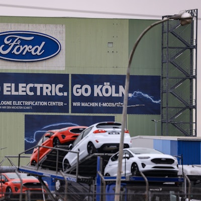 Der Autobauer Ford will an seinem Kölner Standort nach Angaben des Betriebsrats im großen Stil Jobs abbauen. Sollte das Management sein bisheriges Vorhaben durchsetzen, könnten bis zu 3200 Stellen wegfallen.