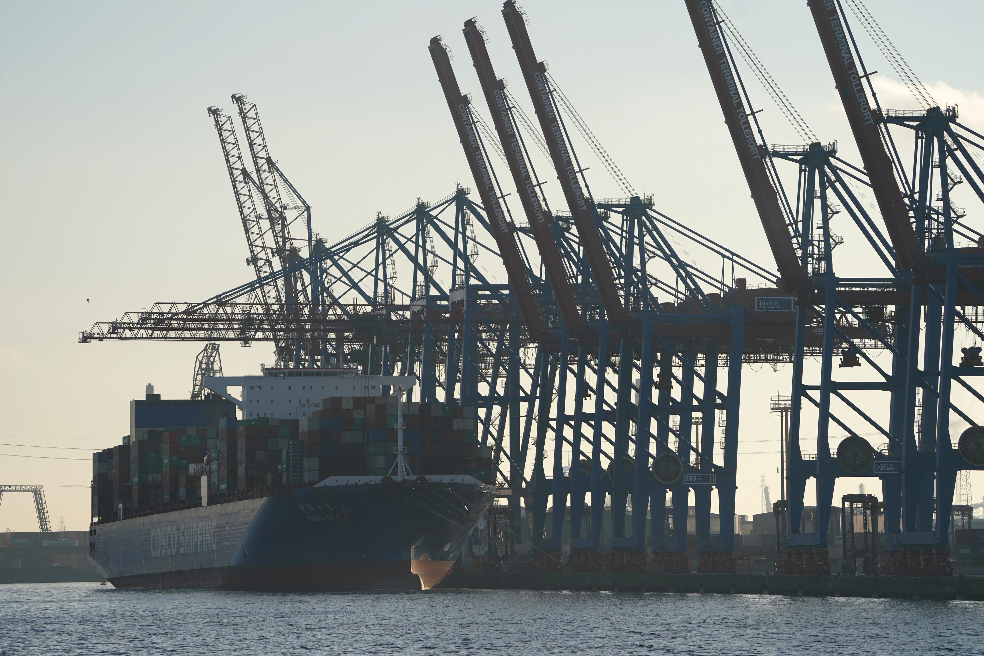 Ein Containerschiff der Reederei Cosco Shipping wird am Container Terminal Tollerort im Hafen be- und entladen.
