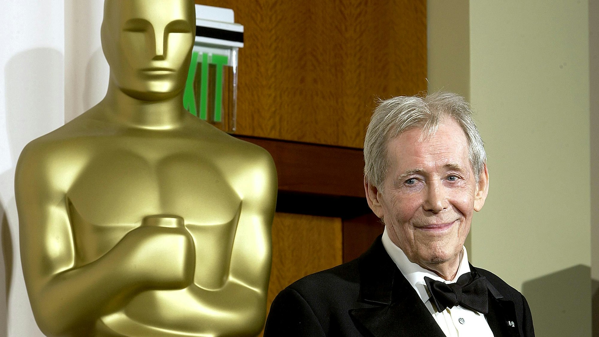 Peter O'Toole neben der Oscar-Statue.