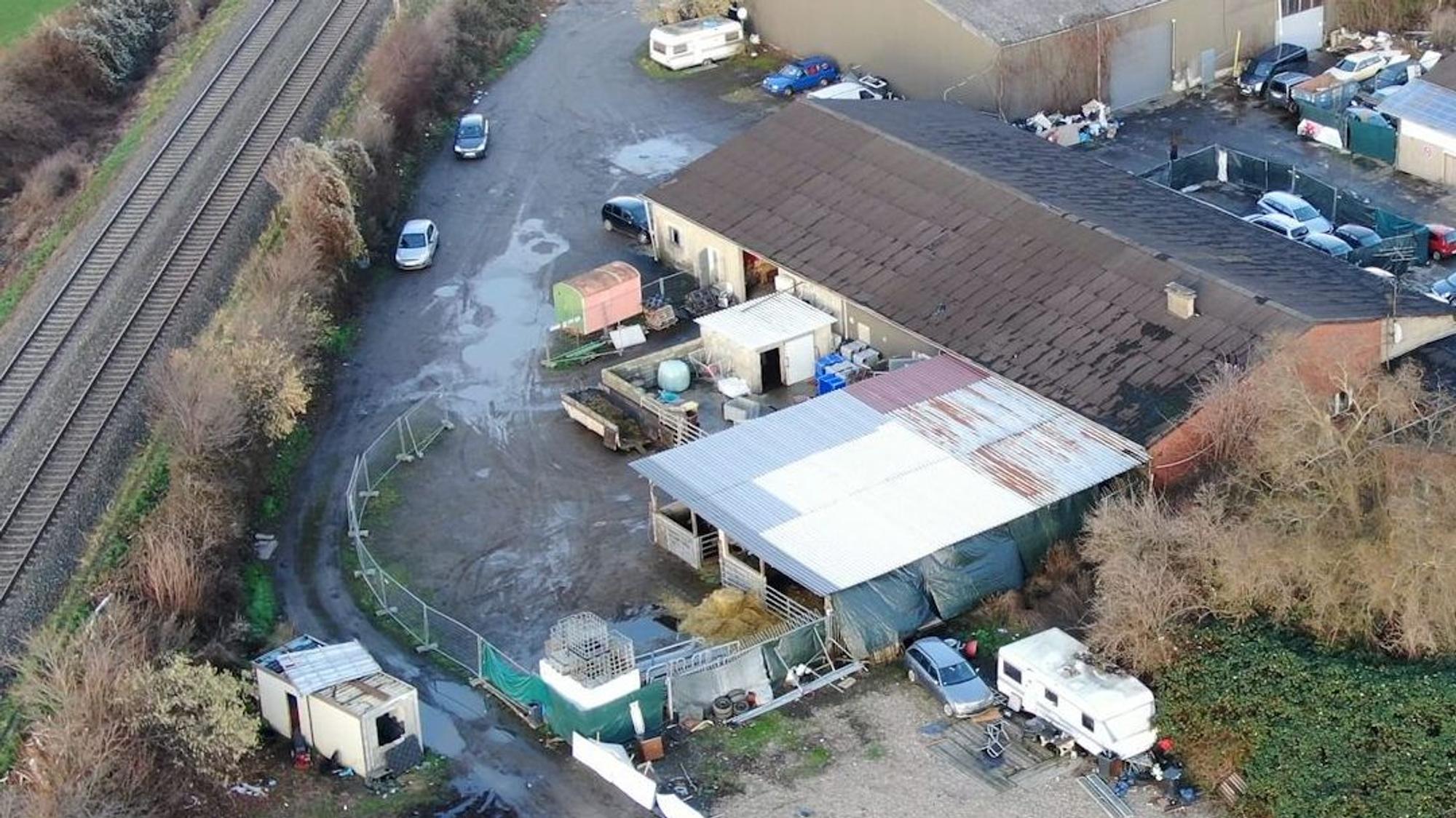 Das Foto zeit das Gelände des Schlachthofs in Hürth-Fischenich aus der Vogelperspektive.