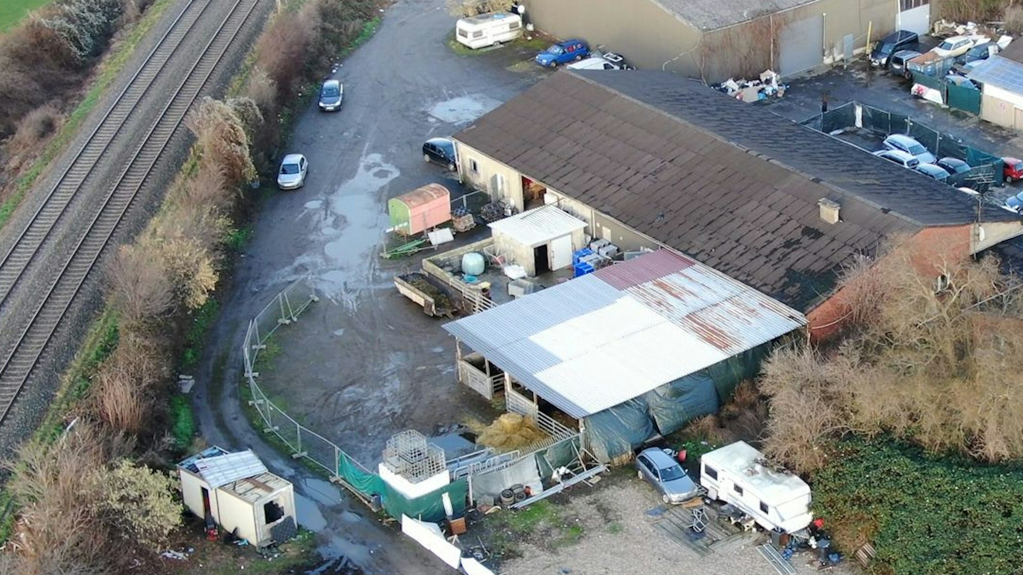 Das Foto zeit das Gelände des Schlachthofs in Hürth-Fischenich aus der Vogelperspektive.