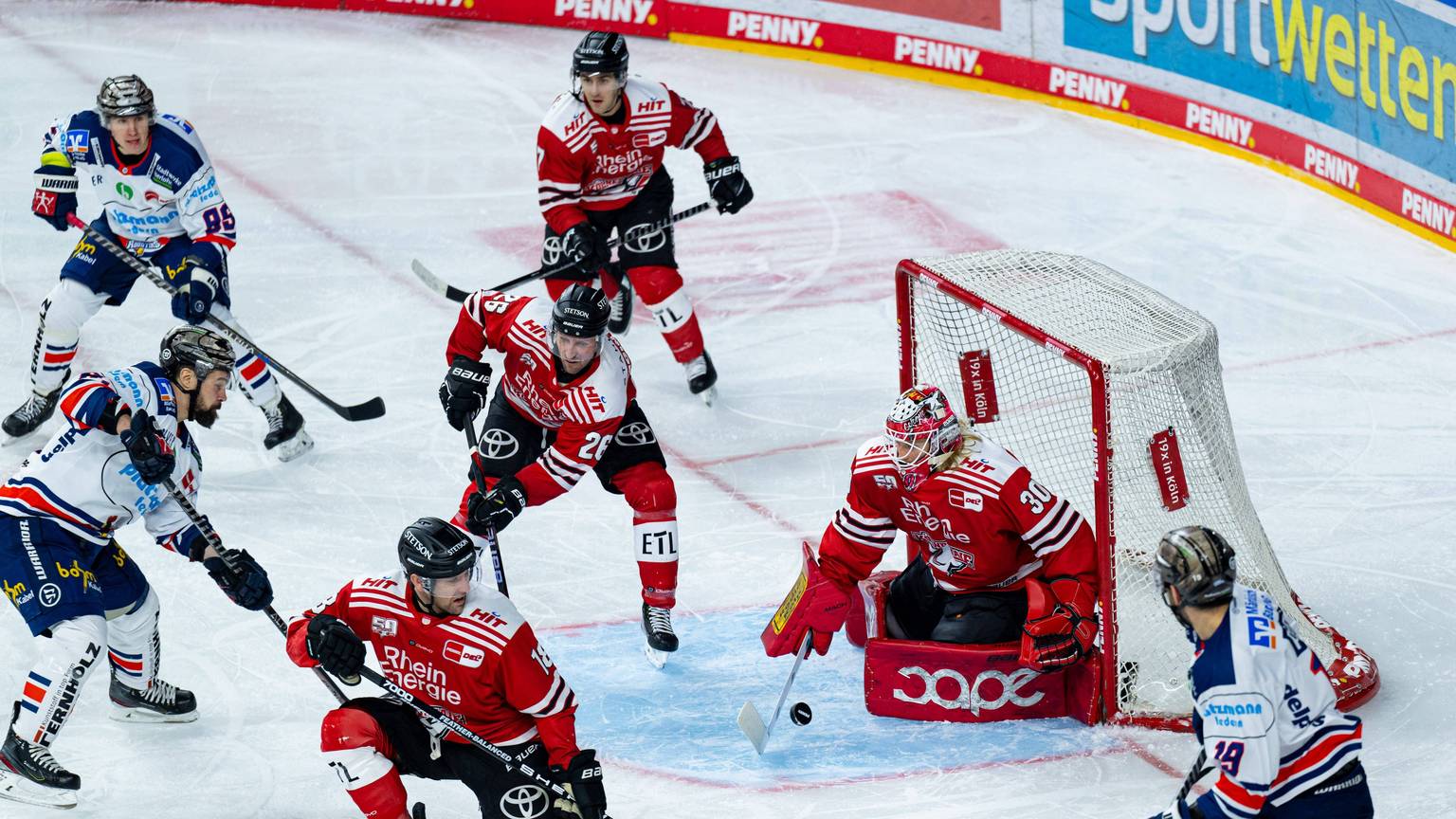 Der Kölner Mirko Pantkowski hält einen Torschuss gegen die Iserlohn Roosters.