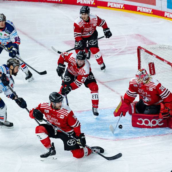 Der Kölner Mirko Pantkowski hält einen Torschuss gegen die Iserlohn Roosters.