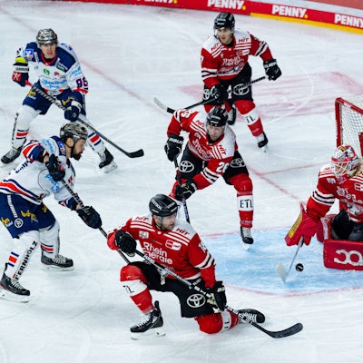 Der Kölner Mirko Pantkowski hält einen Torschuss gegen die Iserlohn Roosters.