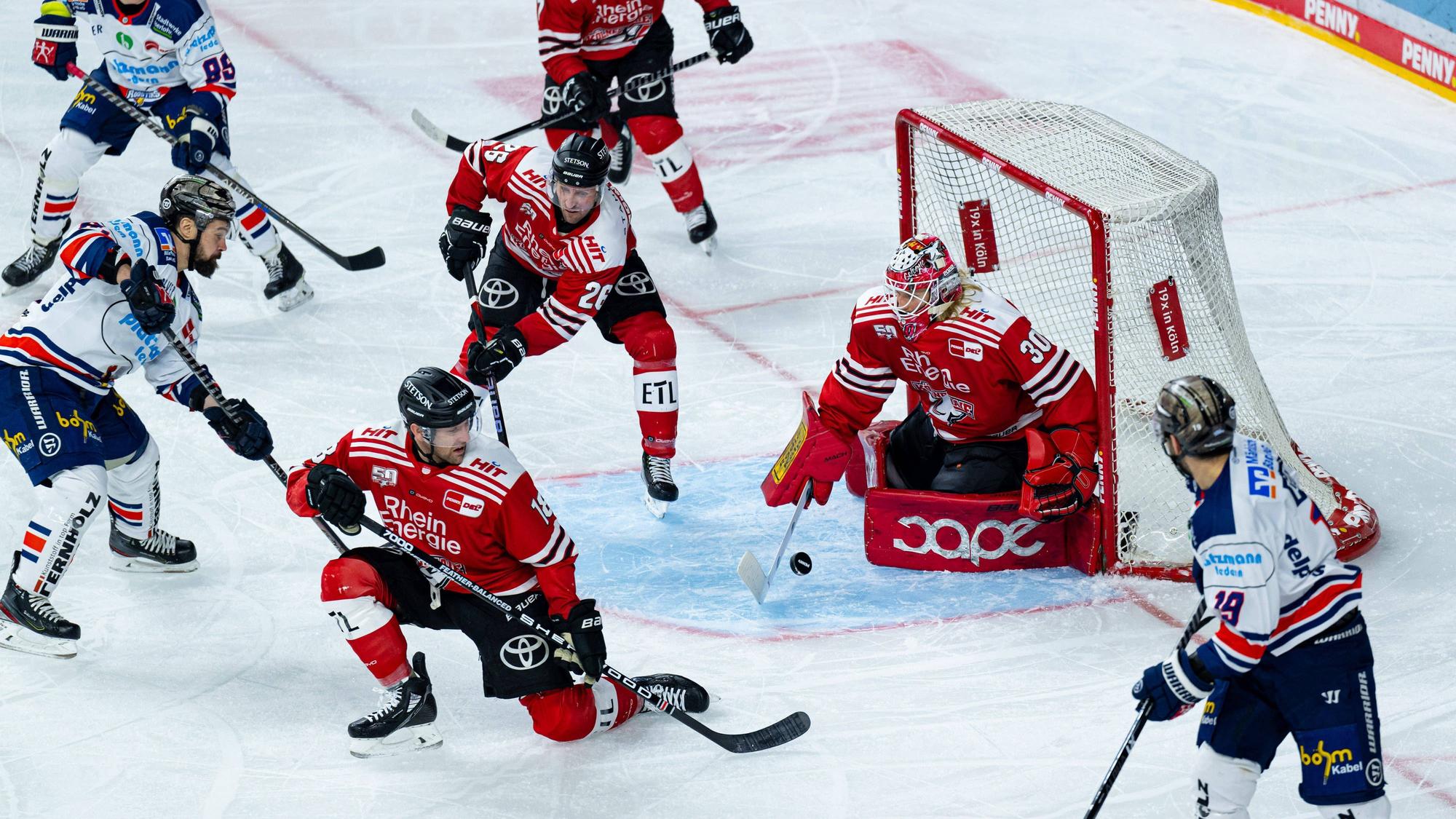 Der Kölner Mirko Pantkowski hält einen Torschuss gegen die Iserlohn Roosters.