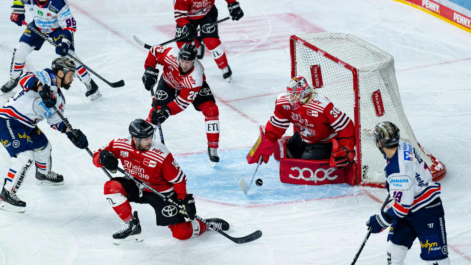 Der Kölner Mirko Pantkowski hält einen Torschuss gegen die Iserlohn Roosters.