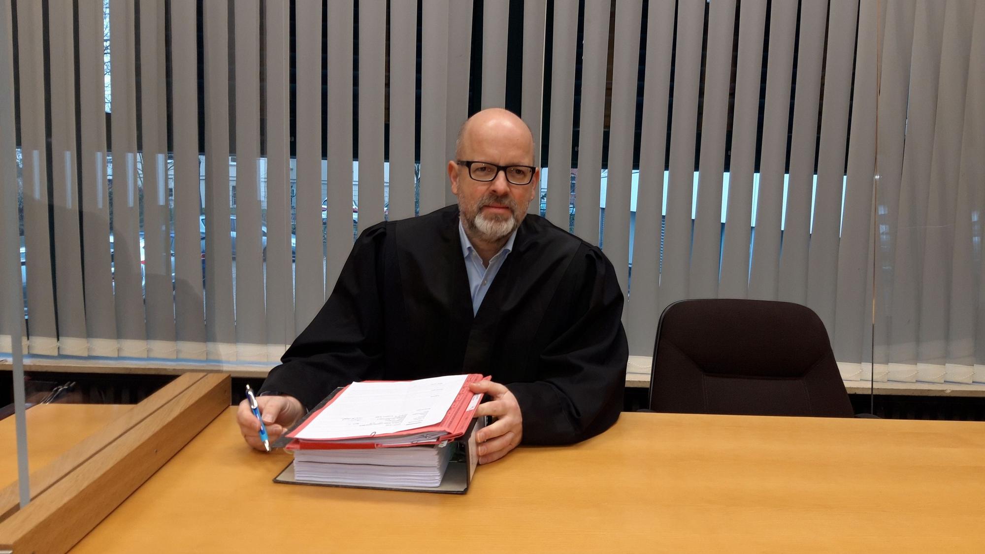 Rechtsanwalt Oliver Maier vor dem Amtsgericht Brühl