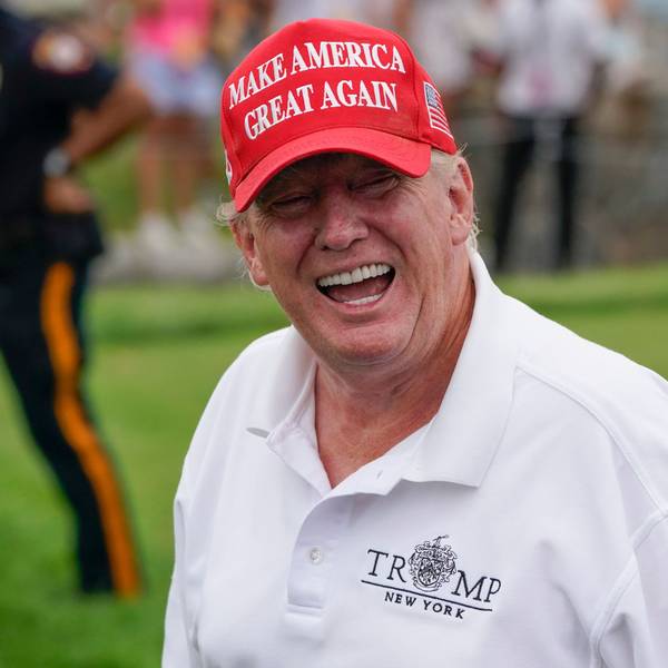 Donald Trump bei einer Runde Golf. In einem seiner Golfclubs posierte der Ex-US-Präsident nun mit einem bekannten Mafia-Boss. (Archivbild)