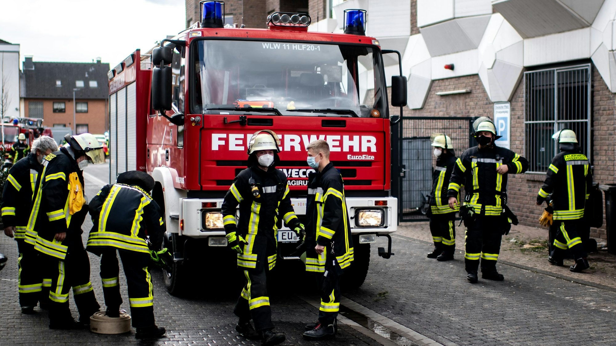 Das Bild zeigt zahlreiche Feuerwehrleute am Deutschen Platz in Weilerswist. Dort hatte es in einer Spielothek gebrannt.