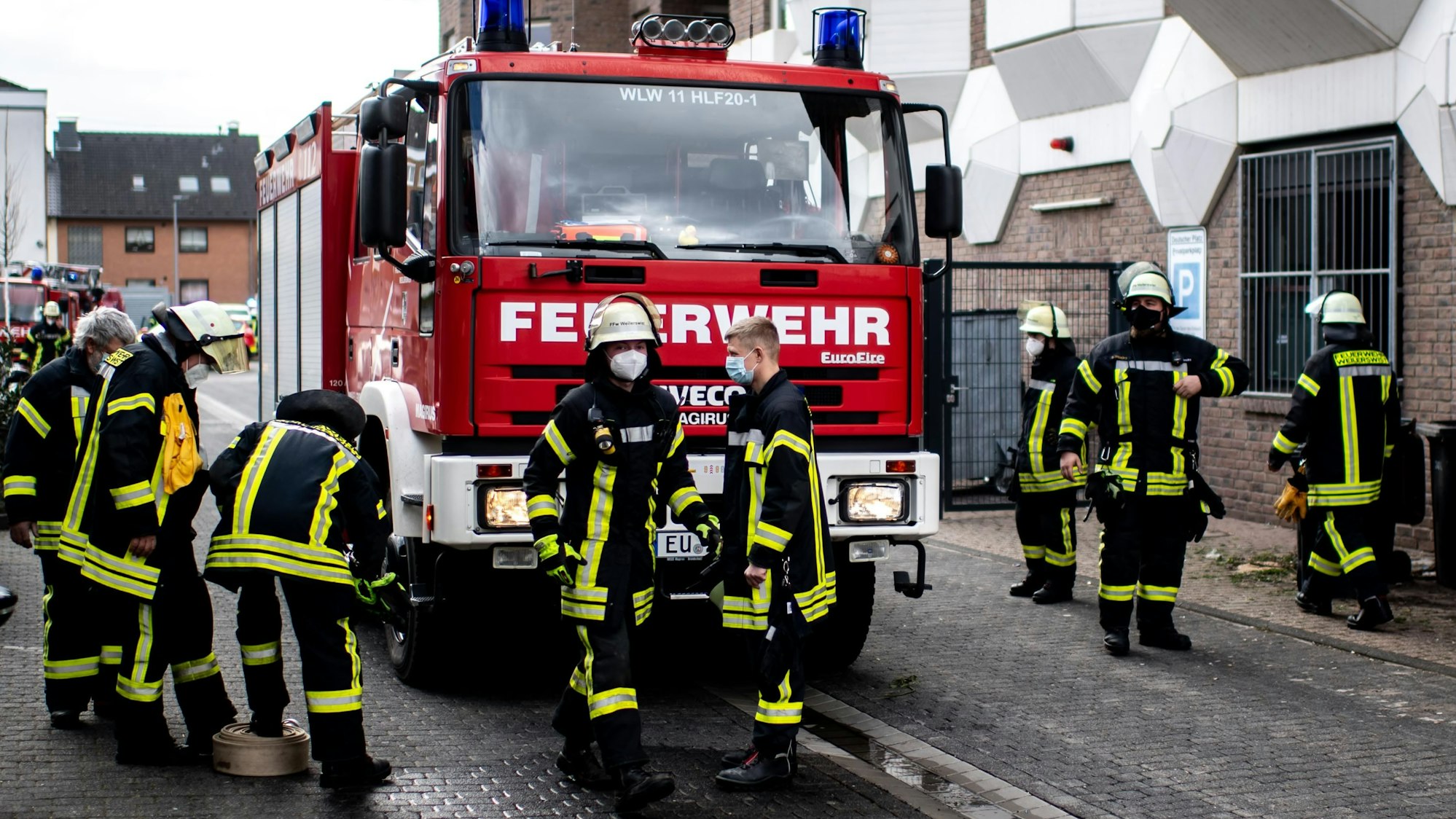 Die Weilerswister Feuerwehr bei einem Einsatz am Deutschen Platz in Weilerswist.