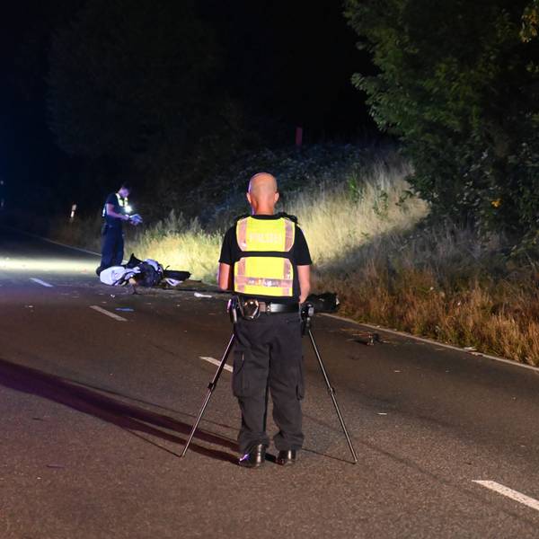 Polizisten sichernn Spuren an der Unfallstelle. Die B59 wird ausgeleuchtet, es ist Nacht.