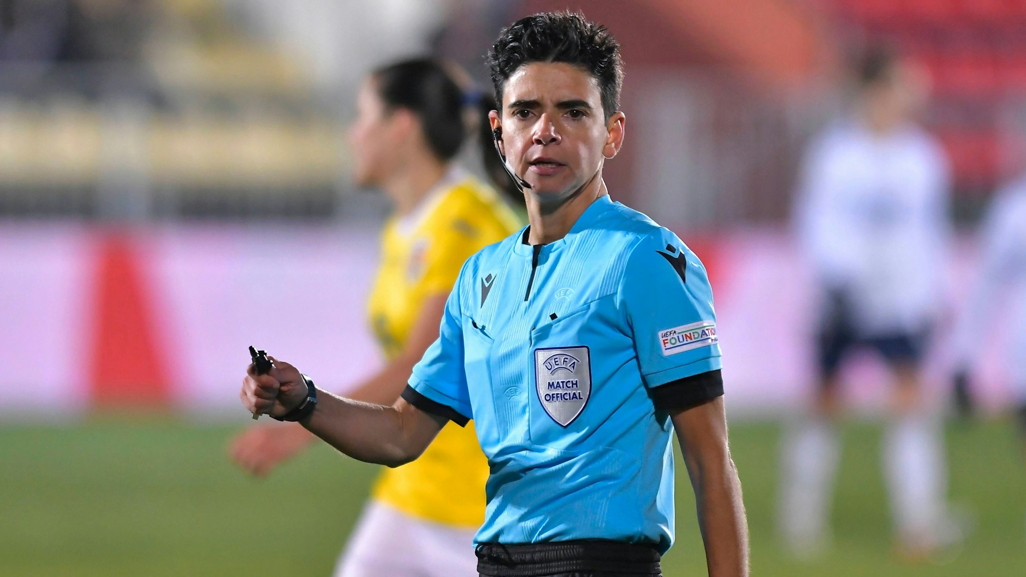 Die portugiesische Schiedsrichterin Catarina Campos steht auf dem Fußballfeld.