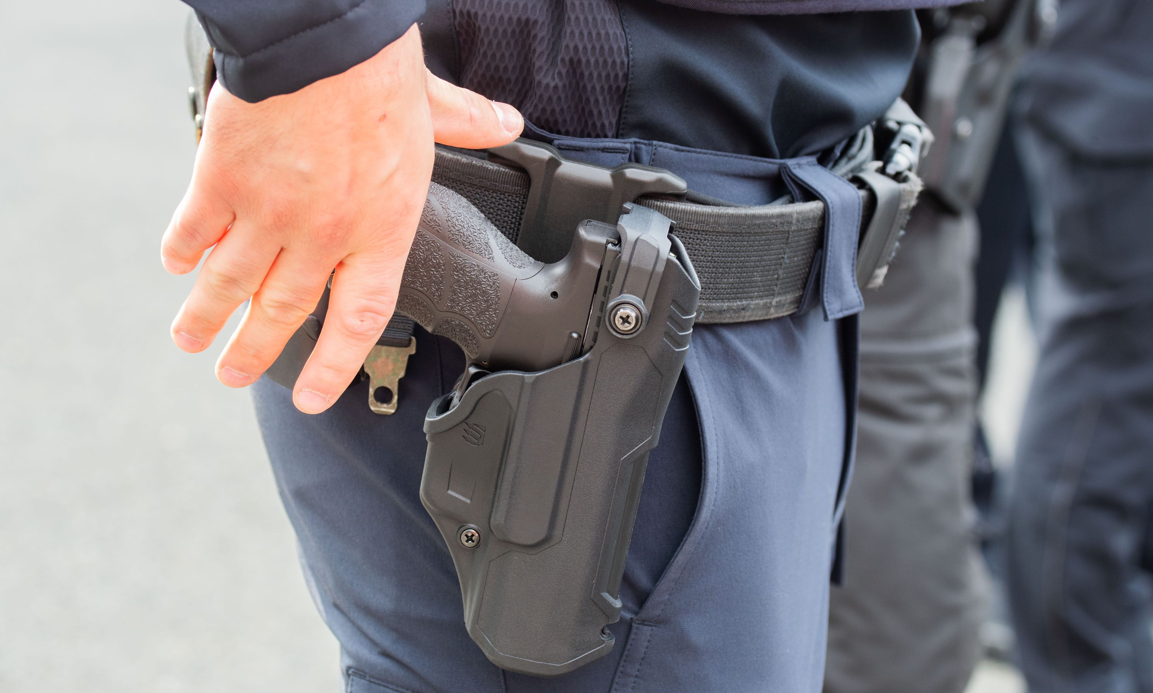 Ein Polizist trägt ein neues Standardgürtelholster mit seiner Dienstwaffe (Archivbild).