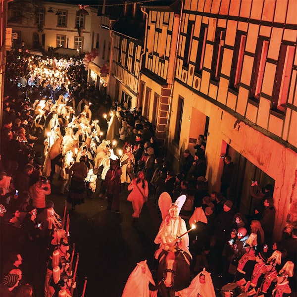 Im Geisterzug in Blankenheim sind die Teilnehmer am Karnevalssamstag als Geister kostümiert, der Obergeist sitzt auf dem Pferd.