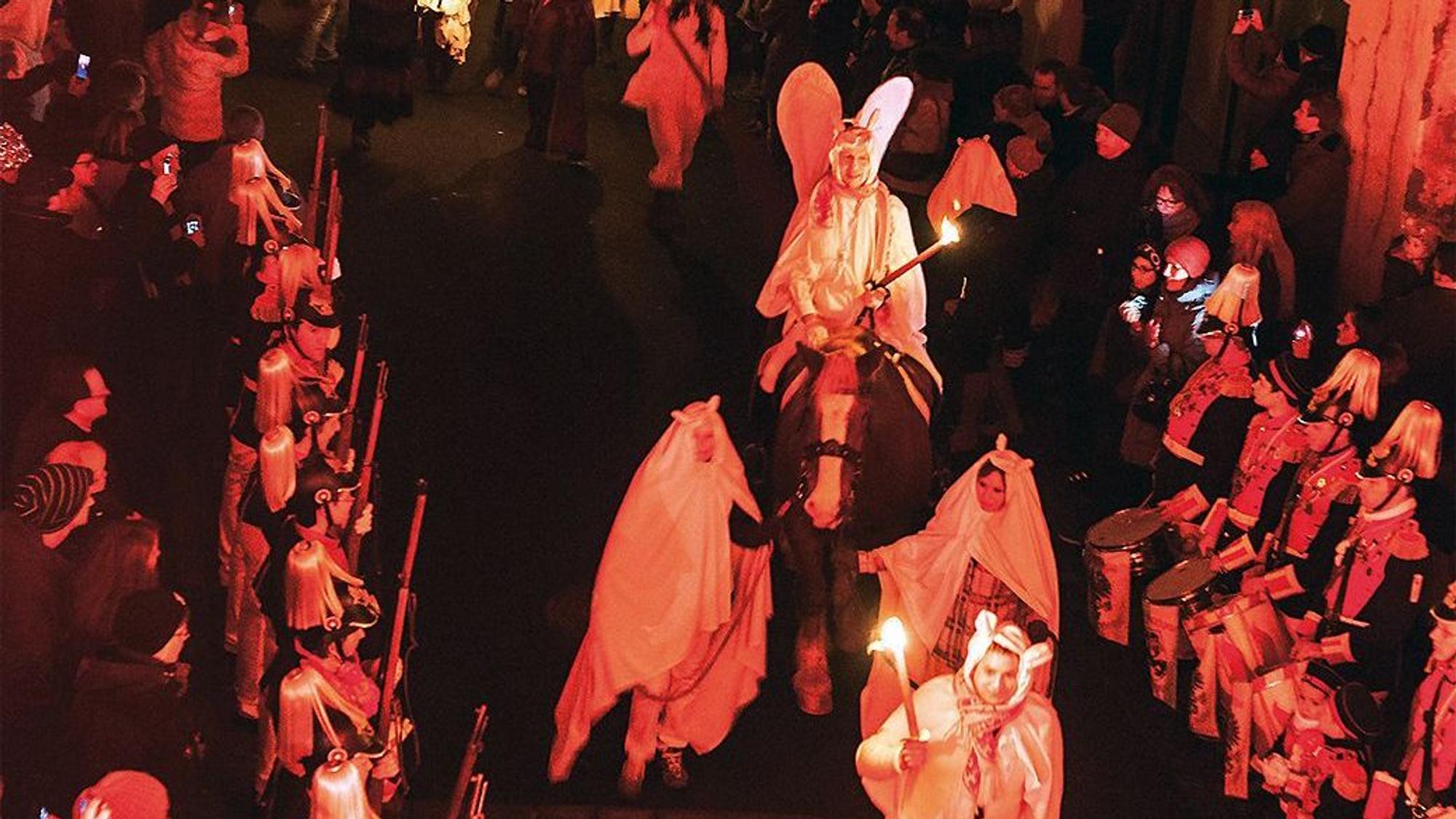 Im Geisterzug in Blankenheim sind die Teilnehmer am Karnevalssamstag als Geister kostĂĽmiert, der Obergeist sitzt auf dem Pferd.