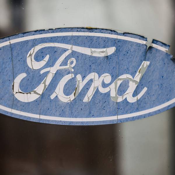23.01.2023, Nordrhein-Westfalen, Köln: Ein abgeblättertes Logo von Ford hängt an einer Scheibe vor dem Werksgelände. Der Autobauer Ford will an seinem Kölner Standort nach Angaben des Betriebsrats im großen Stil Jobs abbauen.