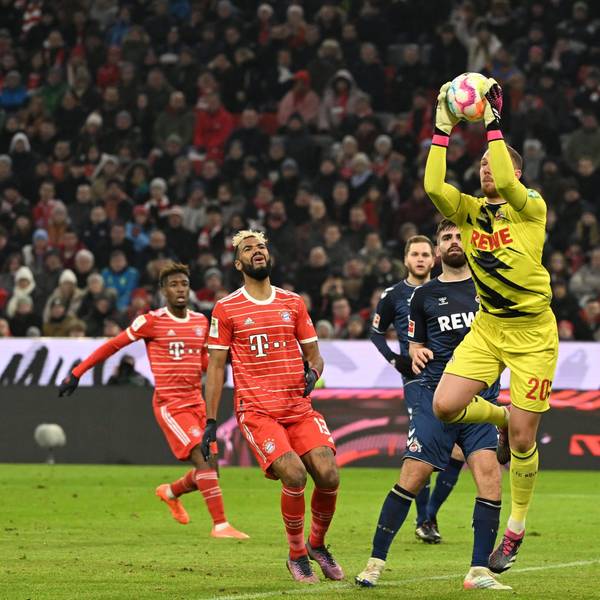 Kölns Torhüter Marvin Schwäbe fängt den Ball.