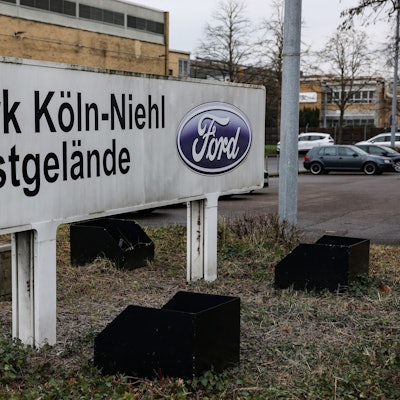 23.01.2023, Nordrhein-Westfalen, Köln: Ein Logo von Ford steht auf dem Werksgelände. Der Autobauer Ford will an seinem Kölner Standort nach Angaben des Betriebsrats im großen Stil Jobs abbauen.