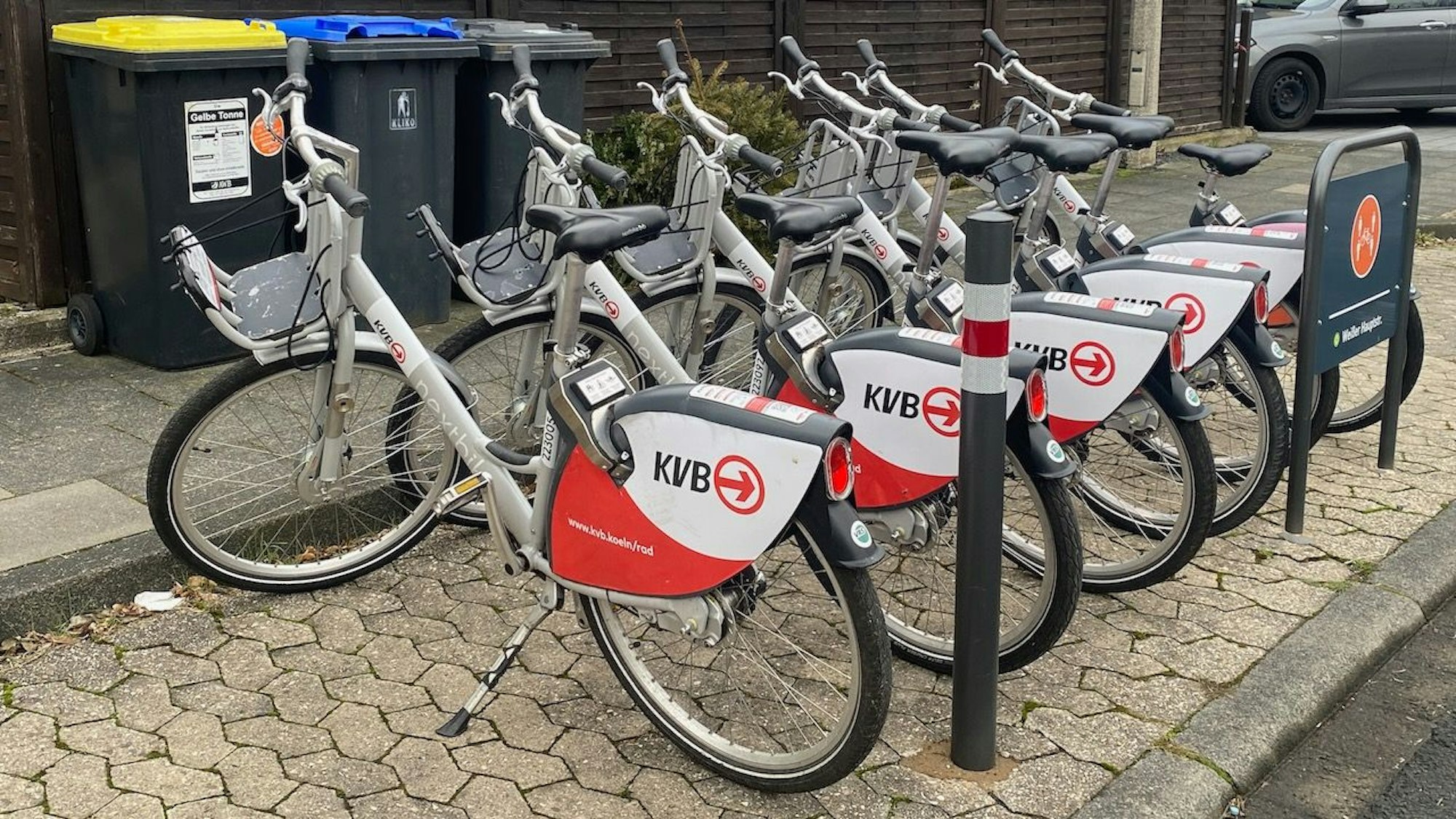 Leihräder stehen an der Straße.