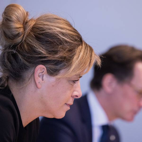 24.01.2023, Nordrhein-Westfalen, Düsseldorf: Hendrik Wüst (CDU, r), Ministerpräsident von Nordrhein-Westfalen, und Mona Neubaur (Bündnis 90/Die Grünen, l), Ministerin für Wirtschaft, Industrie, Klimaschutz und Energie sowie stellvertretende Ministerpräsidentin, informieren in der Landespressekonferenz im Landtag über aktuelle politische Themen der Landesregierung.
