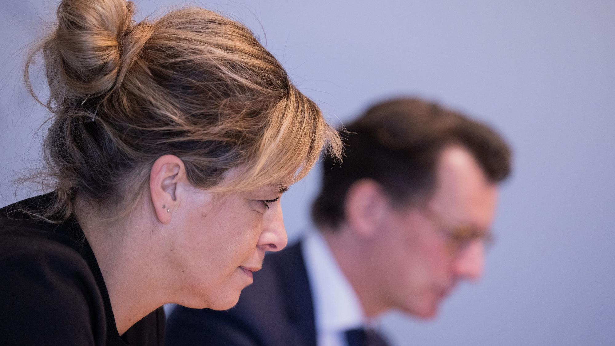 24.01.2023, Nordrhein-Westfalen, Düsseldorf: Hendrik Wüst (CDU, r), Ministerpräsident von Nordrhein-Westfalen, und Mona Neubaur (Bündnis 90/Die Grünen, l), Ministerin für Wirtschaft, Industrie, Klimaschutz und Energie sowie stellvertretende Ministerpräsidentin, informieren in der Landespressekonferenz im Landtag über aktuelle politische Themen der Landesregierung.