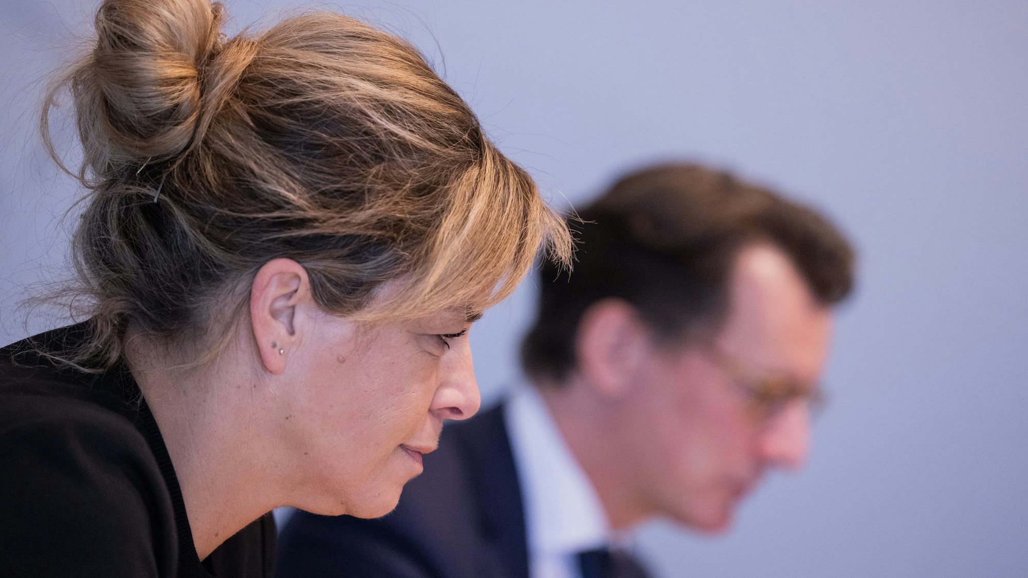 24.01.2023, Nordrhein-Westfalen, Düsseldorf: Hendrik Wüst (CDU, r), Ministerpräsident von Nordrhein-Westfalen, und Mona Neubaur (Bündnis 90/Die Grünen, l), Ministerin für Wirtschaft, Industrie, Klimaschutz und Energie sowie stellvertretende Ministerpräsidentin, informieren in der Landespressekonferenz im Landtag über aktuelle politische Themen der Landesregierung.