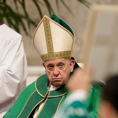 22.01.2023, Vatikan, Vatikanstadt: Papst Franziskus blickt während der Messe zum Tag des Wortes Gottes im Petersdom auf das Buch des Evangeliums.