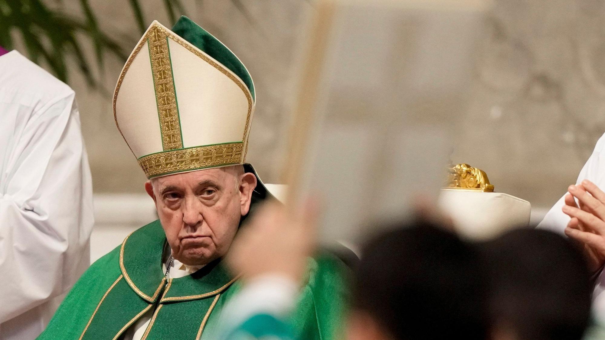 22.01.2023, Vatikan, Vatikanstadt: Papst Franziskus blickt während der Messe zum Tag des Wortes Gottes im Petersdom auf das Buch des Evangeliums.