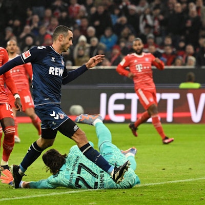 Kölns Ellyes Skhiri und Münchens Torhüter Yann Sommer (am Boden) kämpfen um den Ball.