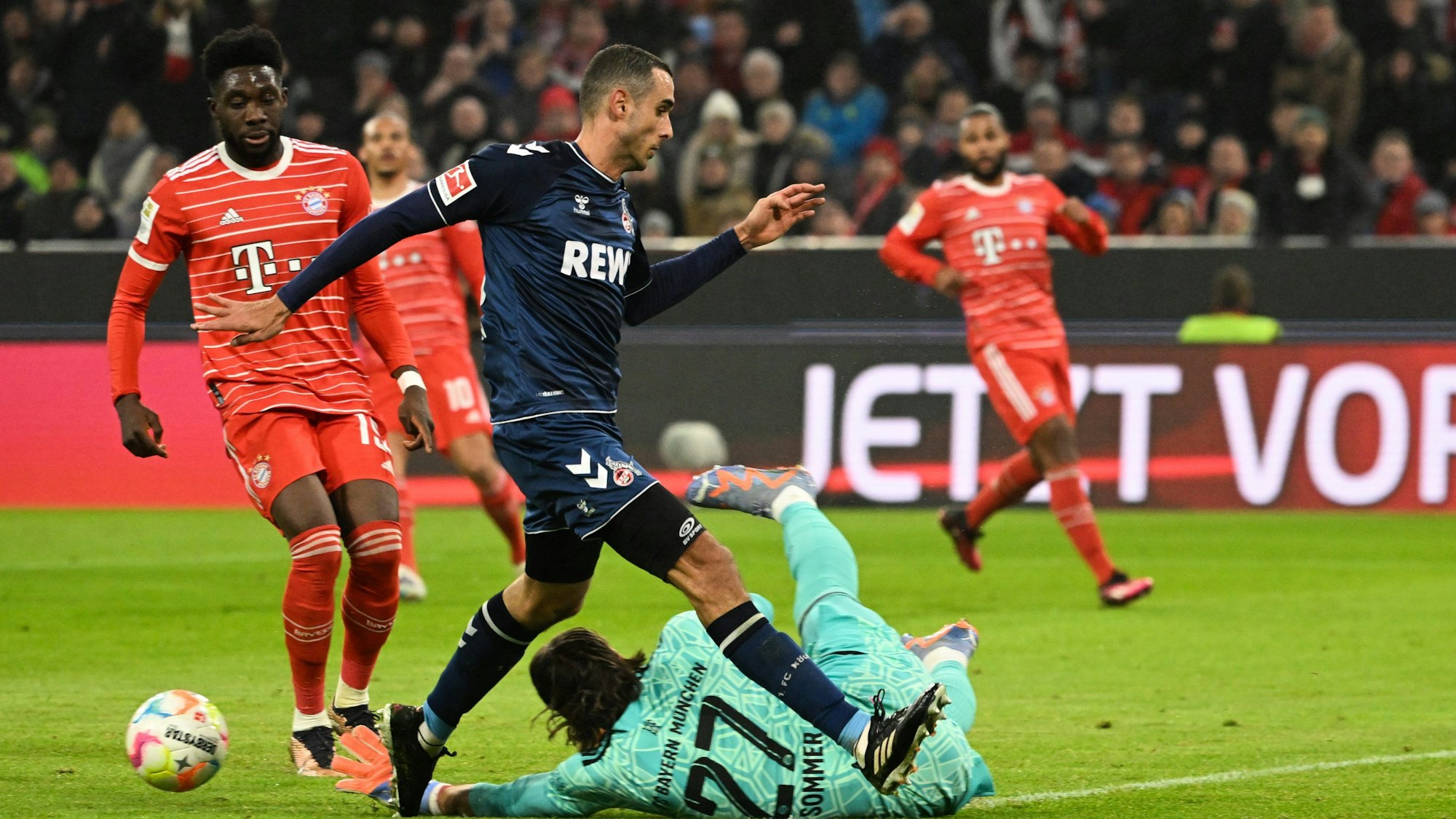 Kölns Ellyes Skhiri und Münchens Torhüter Yann Sommer (am Boden) kämpfen um den Ball.