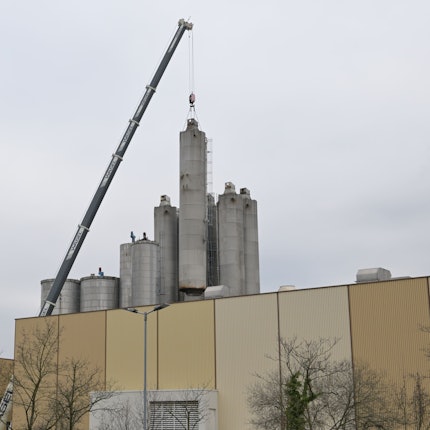 Ein Kram hebt die großen Zanders-Silos vom Gelände.