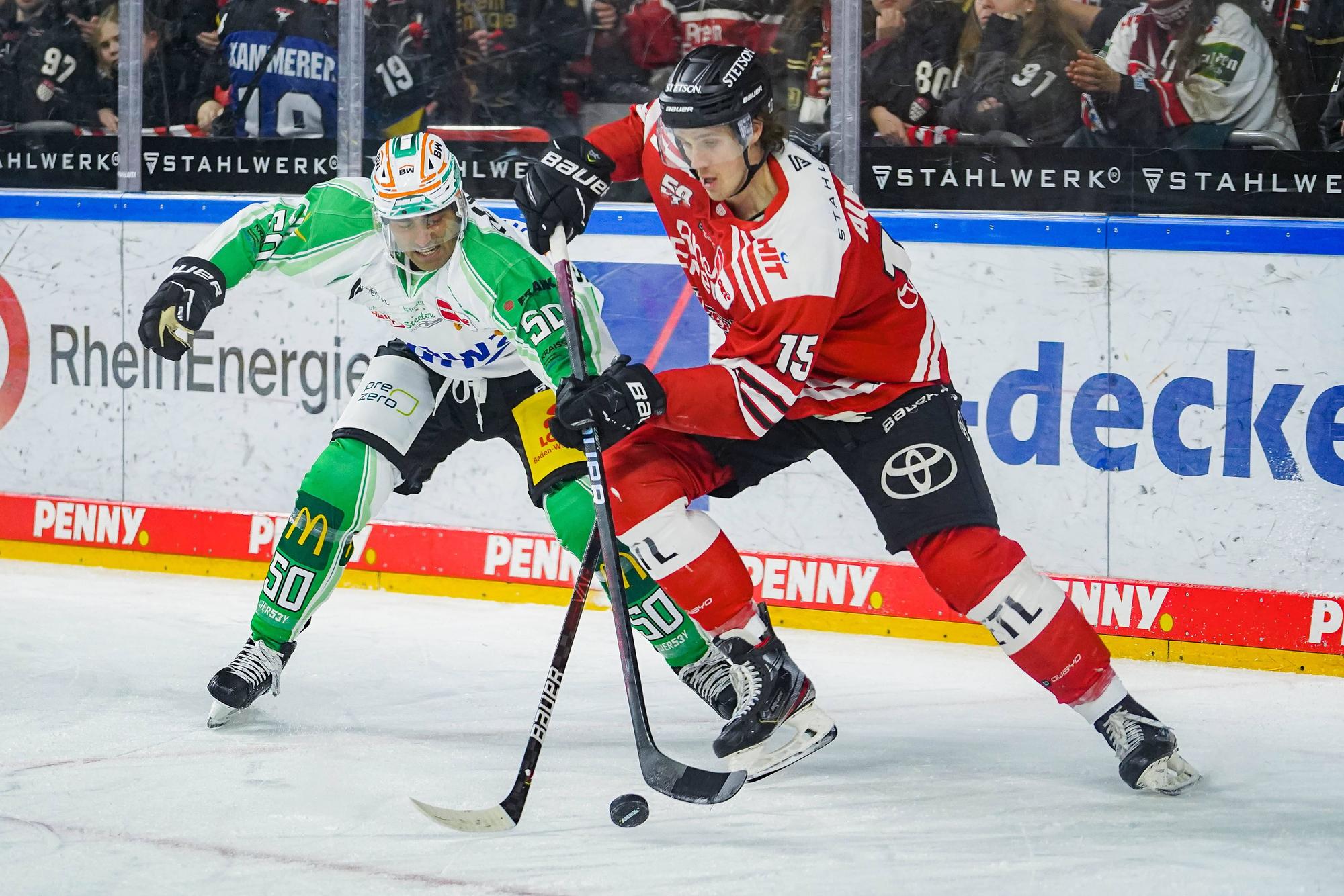 Kölner Haie gegen Bietigheim Steelers am 22.01.2023 in der Lanxess Arena in Köln: Arvin Atwal (links) gegen Kölner Louis-Marc (rechts).