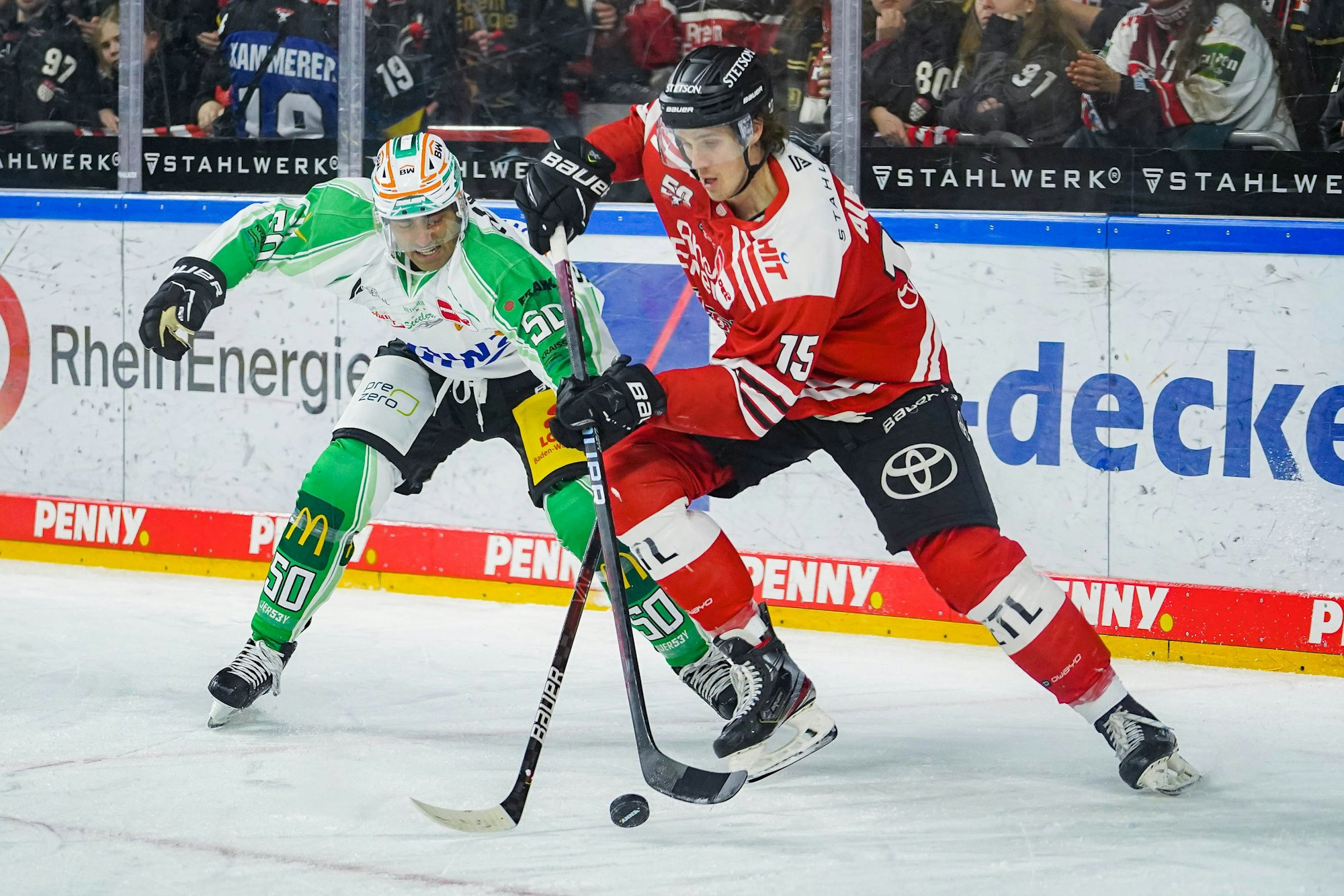 Kölner Haie gegen Bietigheim Steelers am 22.01.2023 in der Lanxess Arena in Köln: Arvin Atwal (links) gegen Kölner Louis-Marc (rechts).