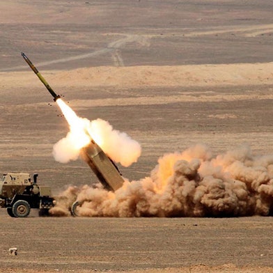 Ein Raketenwerfer beim Abschuss einer Rakete (Symbolbild)