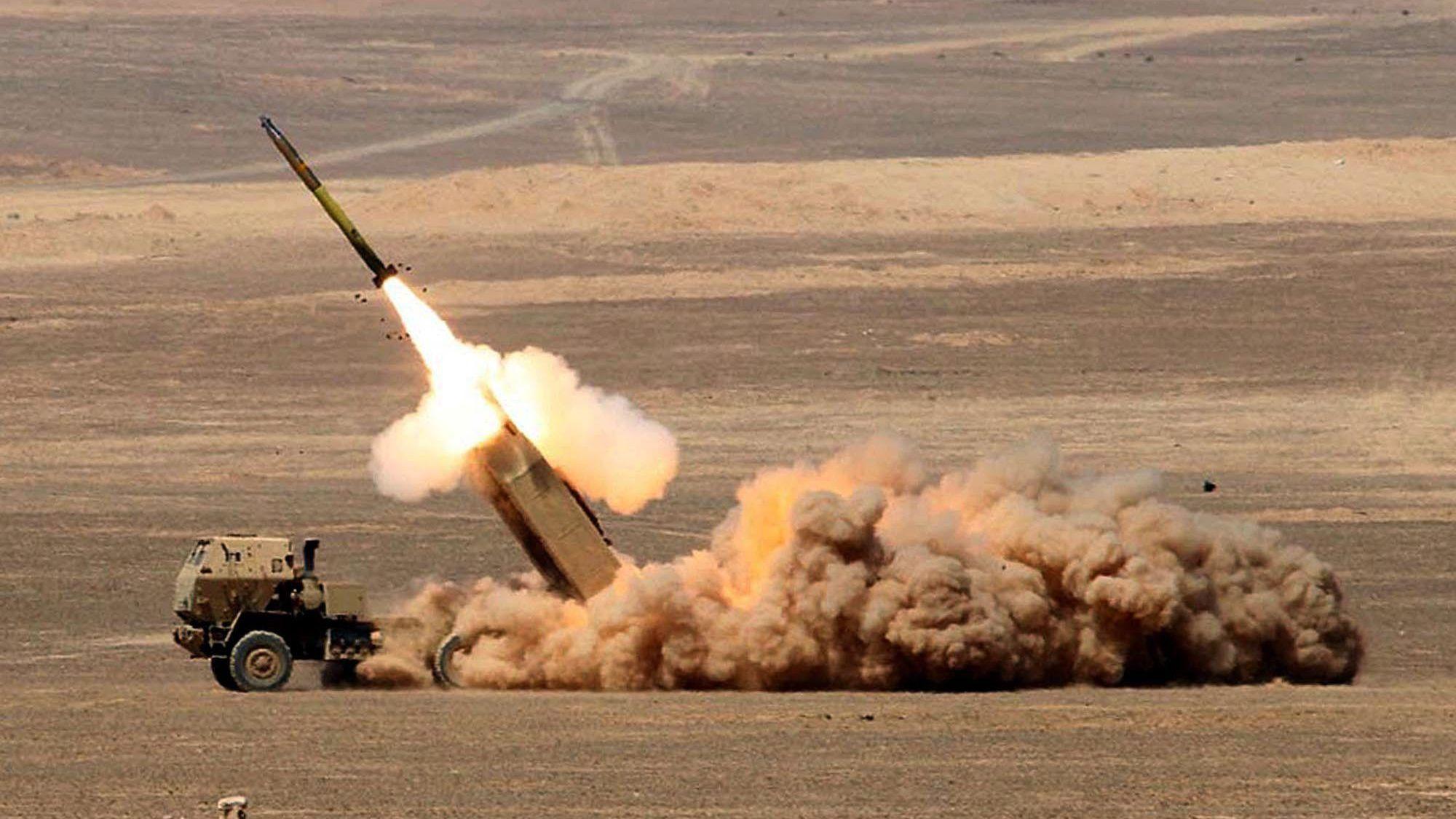 Ein Raketenwerfer beim Abschuss einer Rakete (Symbolbild)