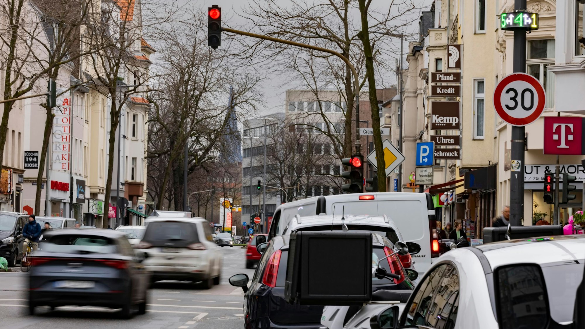 Autos auf der Neusser Straße in Nippes.