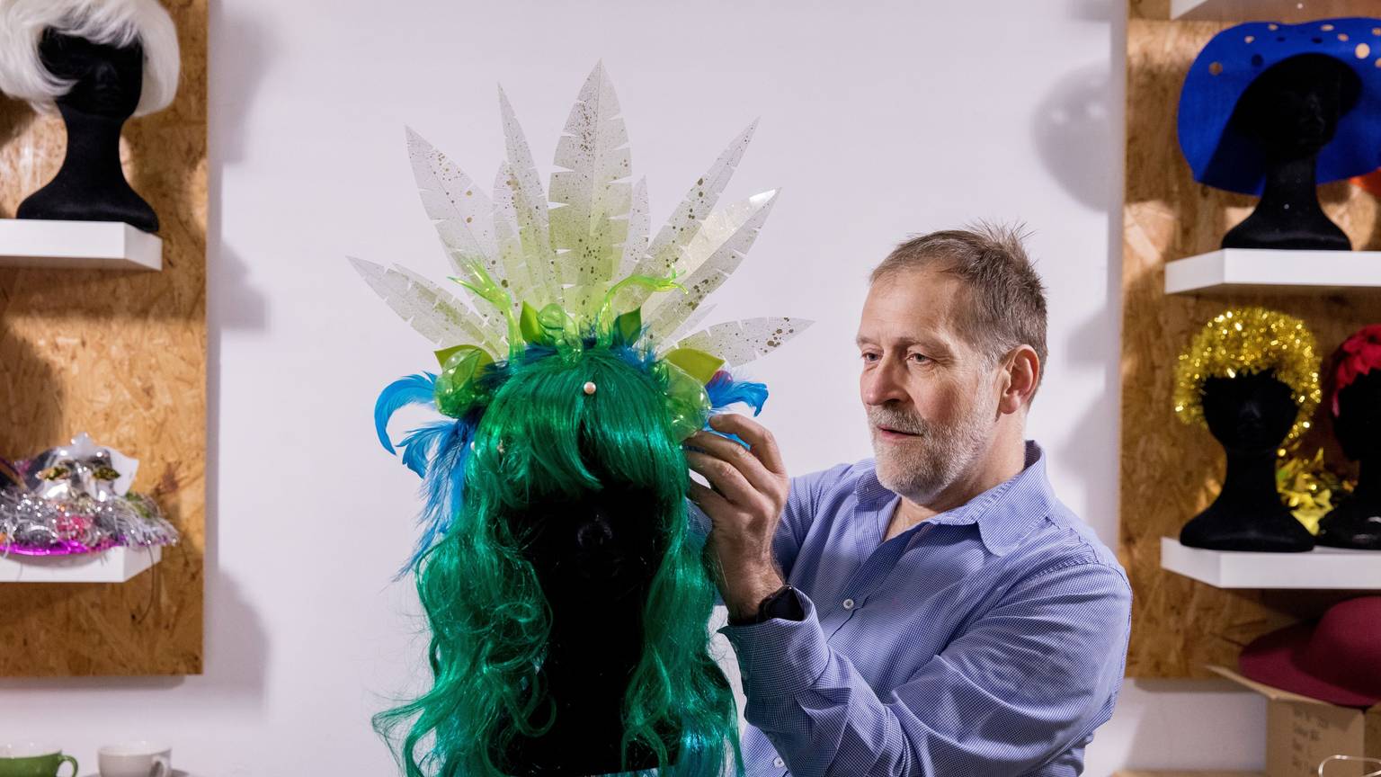 Kostümworkshop im Geschäft "Jot gelunge".
Im Bild der Besitzer und Workshopleiter Bernd Sondergeld.
Foto: