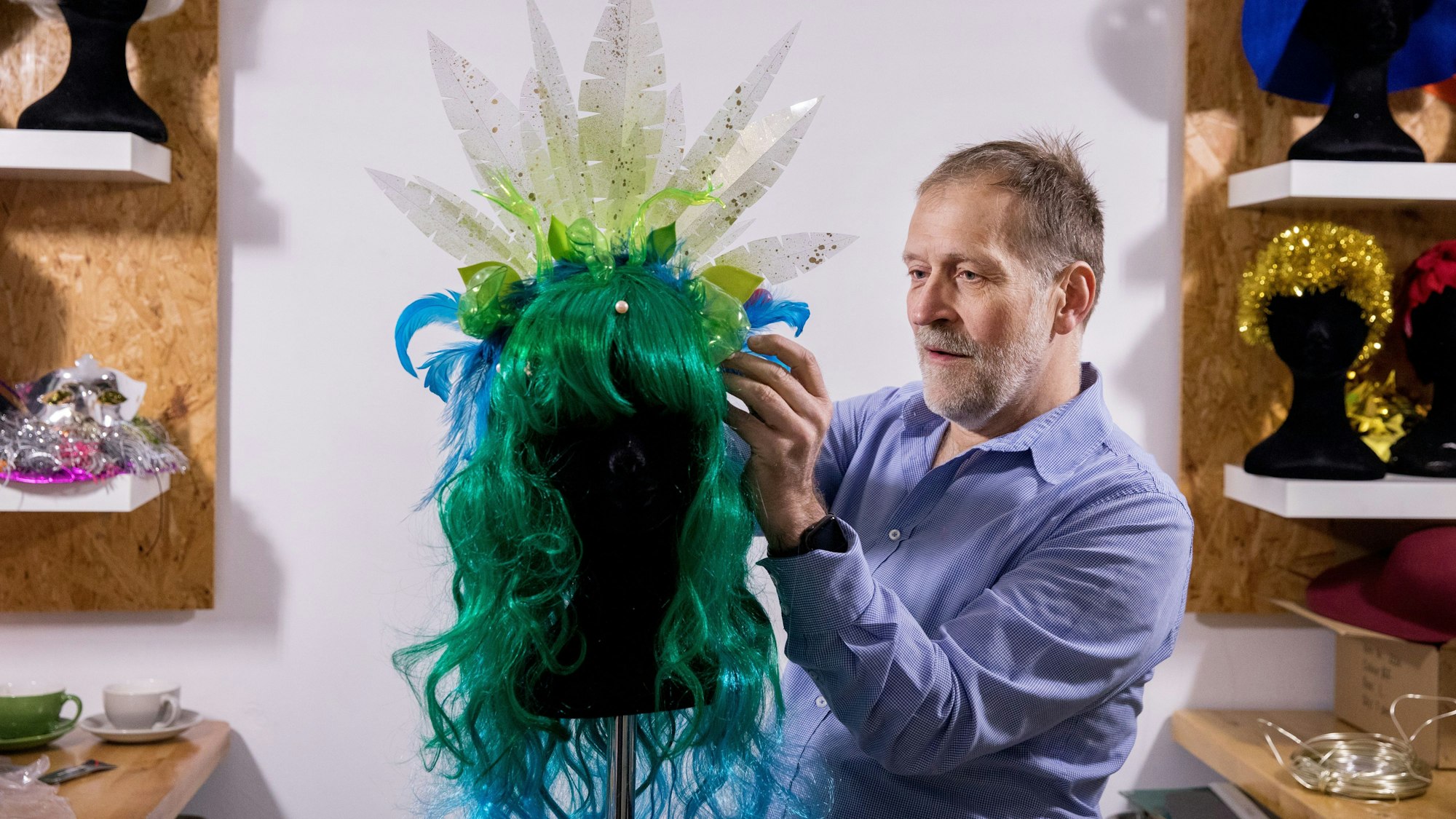 Kostümworkshop im Geschäft "Jot gelunge".
Im Bild der Besitzer und Workshopleiter Bernd Sondergeld.
Foto: