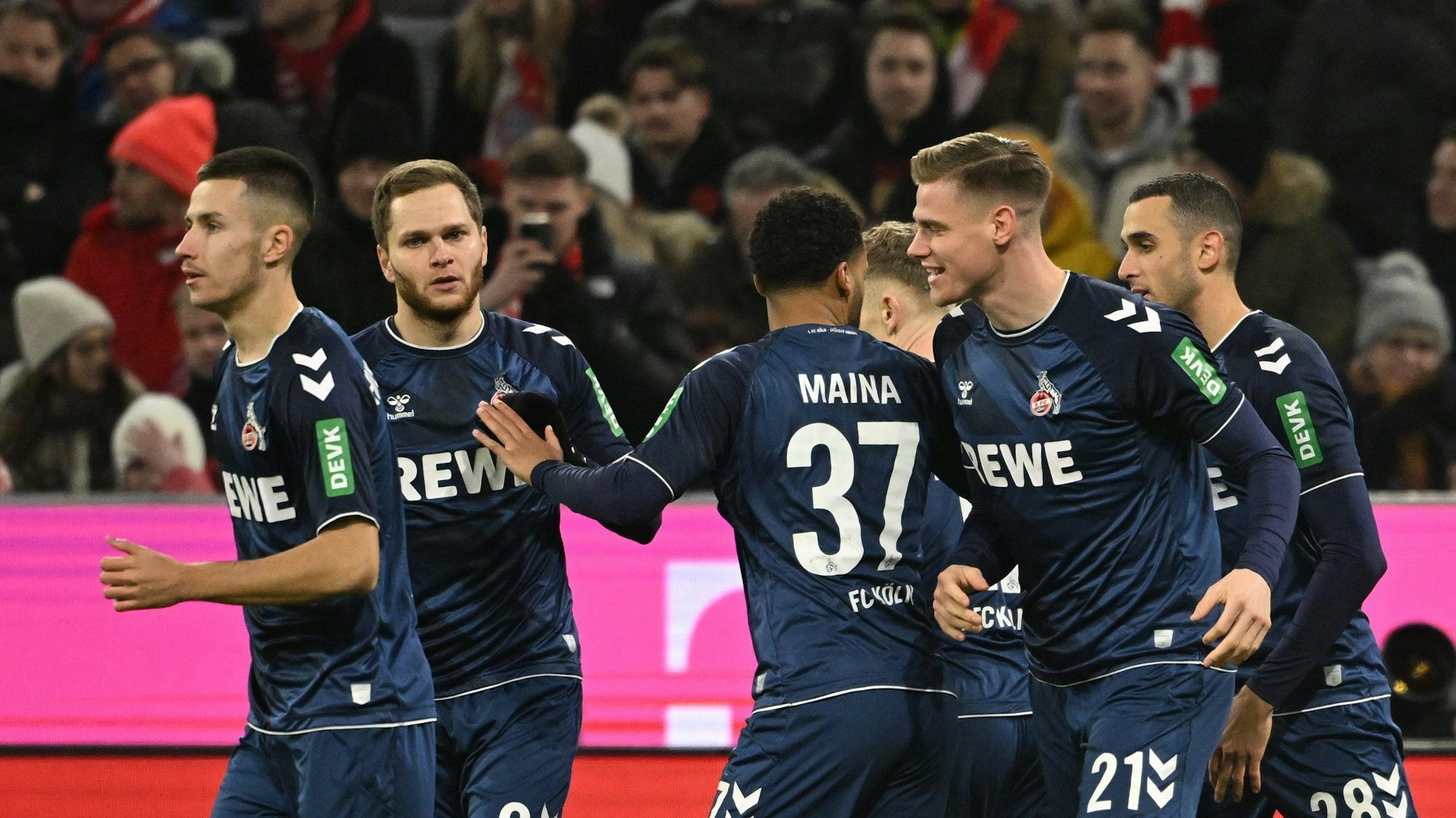 Kölns Spieler feiern das Tor zum 0:1 durch Ellyes Skhiri (r).