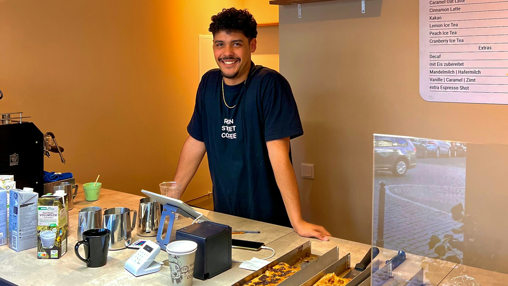 Angehender Barista Yul Lynen hinter der Theke des Rhein Street Coffee.