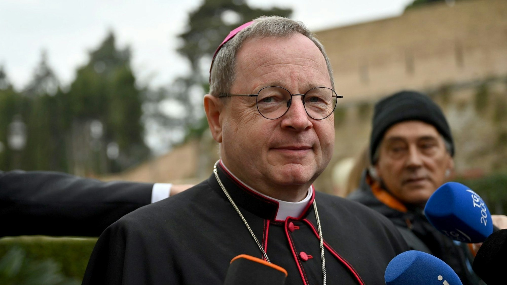 05.01.2023, Vatikan, Vatikanstadt: Georg Bätzing, Bischof von Limburg und Vorsitzender der Deutschen Bischofskonferenz (DBK), spricht auf einer Pressekonferenz.