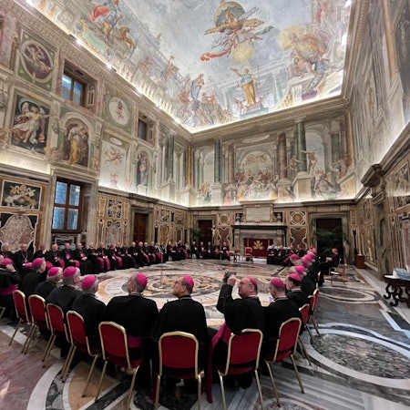 HANDOUT - 17.11.2022, Vatikan, Vatikanstadt: Die deutschen Bischöfe warten auf die Ankunft von Papst Franziskus. Die deutschen Bischöfe haben im Rahmen ihres «Ad-limina»-Besuchs im Vatikan mit Papst Franziskus über den Synodalen Weg gesprochen.