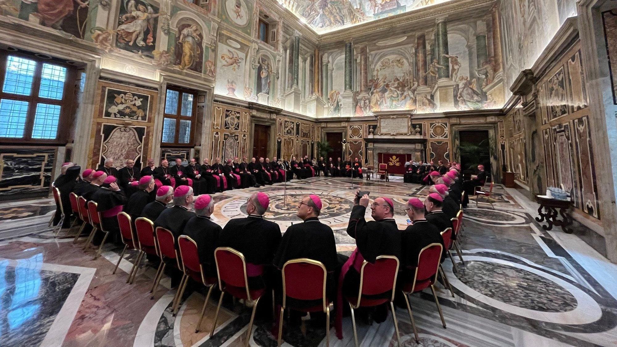 HANDOUT - 17.11.2022, Vatikan, Vatikanstadt: Die deutschen Bischöfe warten auf die Ankunft von Papst Franziskus. Die deutschen Bischöfe haben im Rahmen ihres «Ad-limina»-Besuchs im Vatikan mit Papst Franziskus über den Synodalen Weg gesprochen.