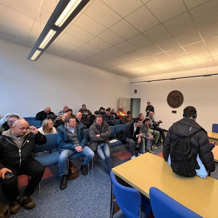 Im Amtsgericht Bensberg sind fast alle Plätze in den Zuschauerreihen besetzt.