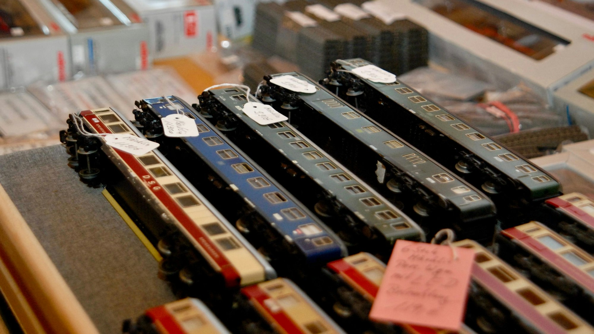 Mehrere Modelleisenbahnen nebeneinander
