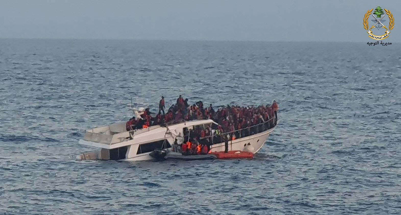 Ein überfülltes Boot mit Geflüchteten (Symbolbild)