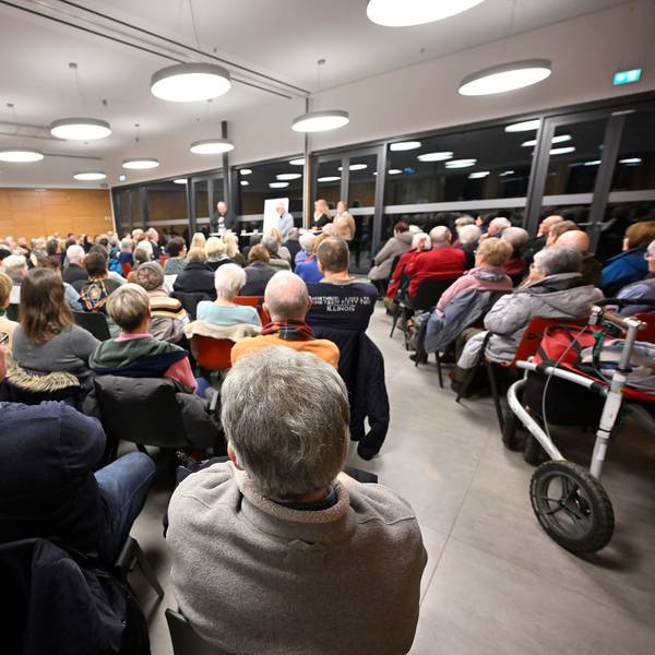 Volles Haus bei der Pfarrversammlung in St. Johann Baptist in Bergisch Gladbach-Refrath.